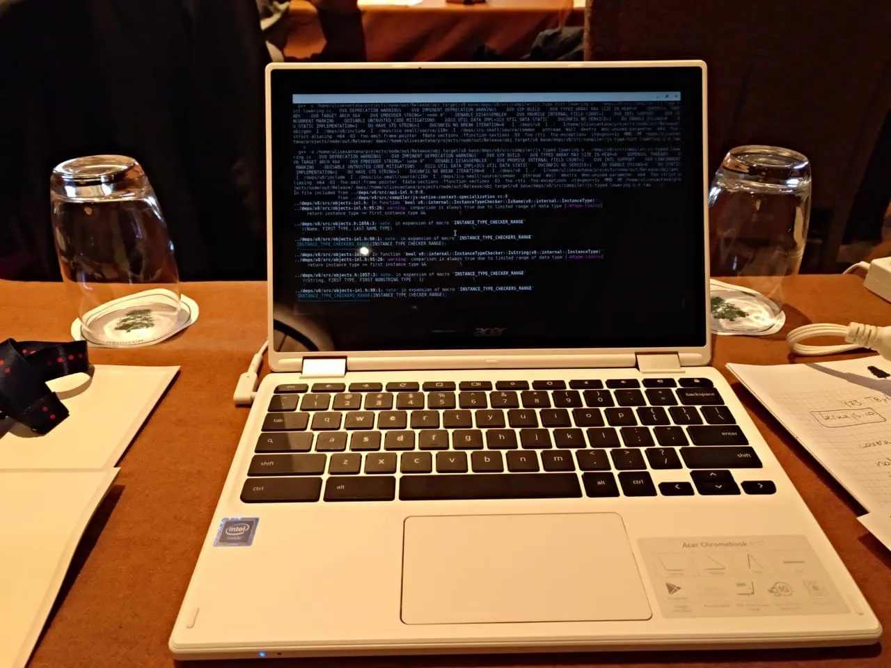Mi chromebook tratando de compilar Node.js durante la NodeCONF EU 2018