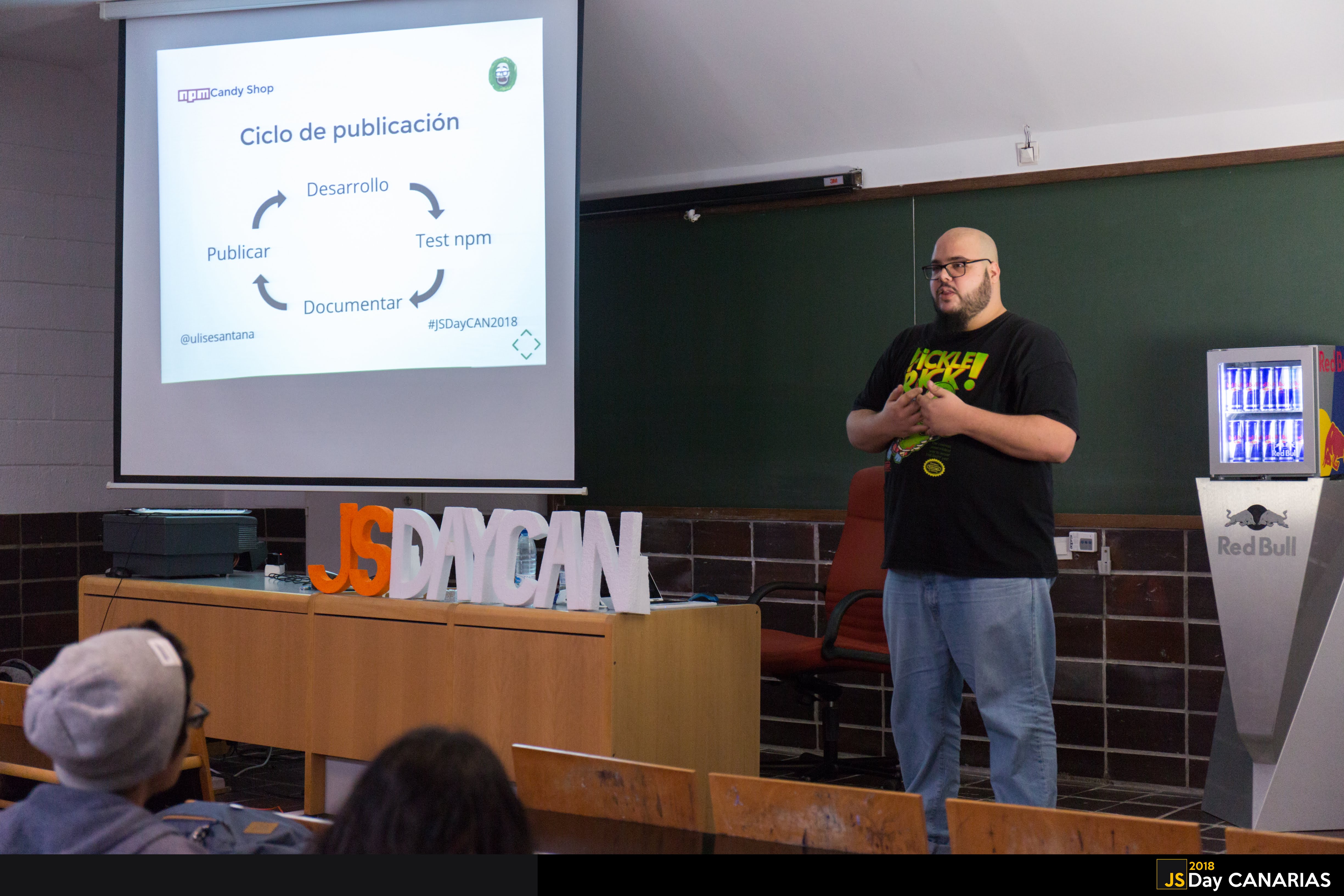 Photo of Ulises giving a talk at JSDay Canarias 2018