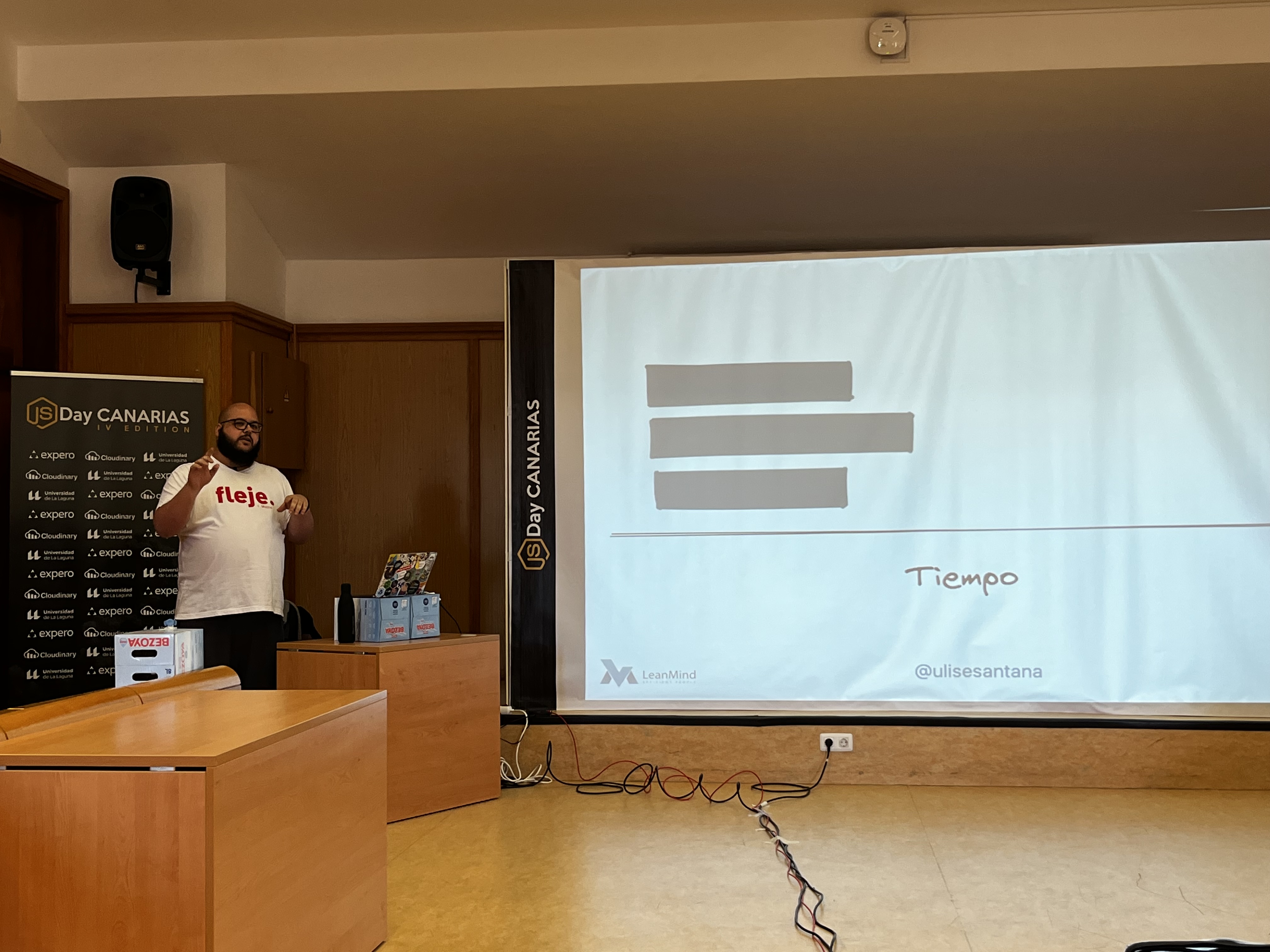 Photo of Ulises giving a talk at JSDay Canarias 2022
